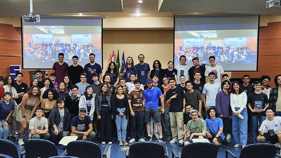 Fotografia em grupo ao final de uma palestra